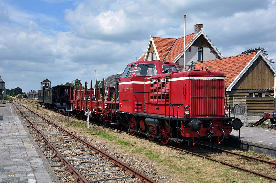 STAR diesellocomotief met de gerestaureerde wagens. Foto: Klaas Vijfschagt.