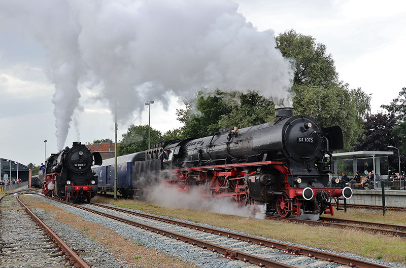 Stoomlocomotieven-01-1075-en-52-8060-in-Veendam---Foto-Peter-Wijshake